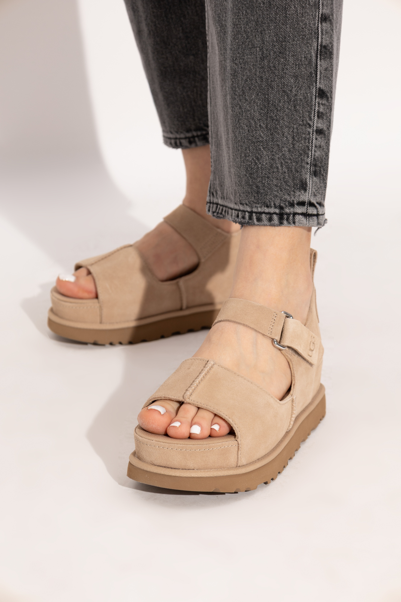 UGG Goldenrise Platform Sandal ベージュ　23cm UGG W Goldenrise, Sandals Women, Mustard Seed, 8 US : Amazon